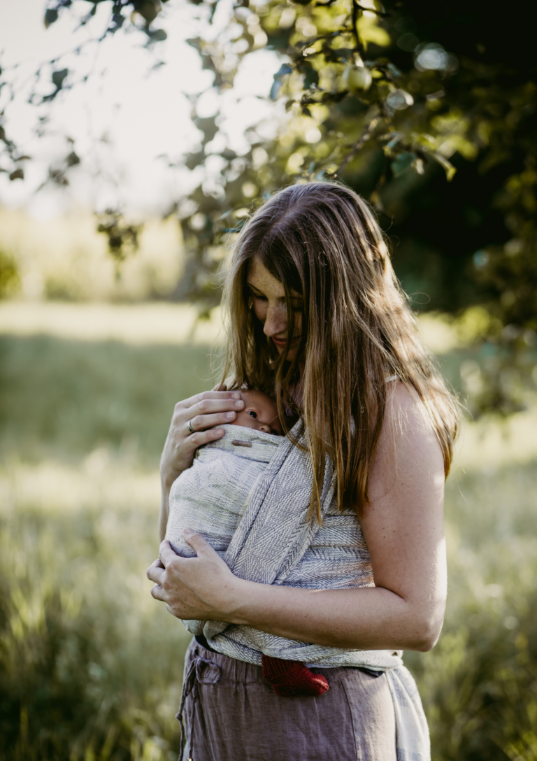 Mutter mit Baby bei Trageberatung in Kirchheim Esslingen Göppingen